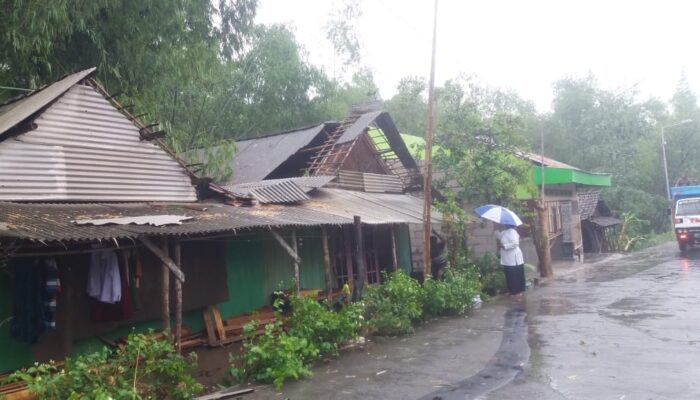 Angin puting beliung menerjang Kecamatan Kemlagi, Kabupaten Mojokerto 1 SORBANSANTRI.COM