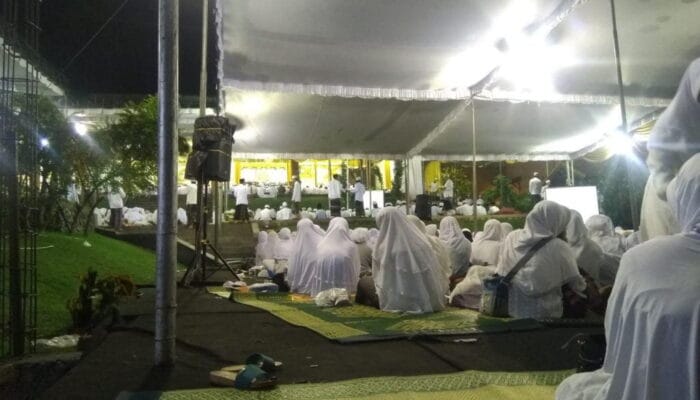 Rutinan Akhir Tahun Dzikir Al Khidmah diadakan di Pacet Mojokerto 1 SORBANSANTRI.COM