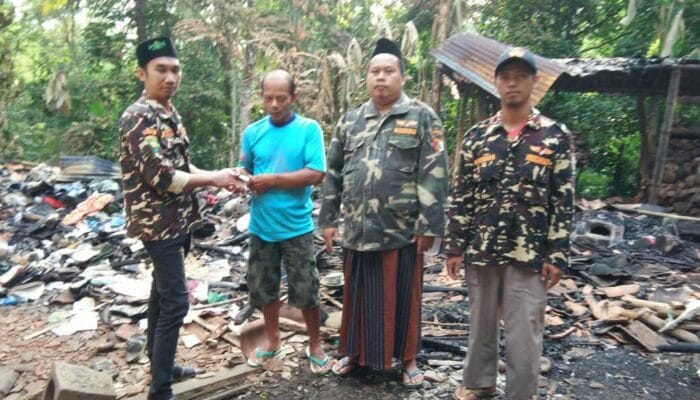 STORY SEMANGAT BANSER TAMANSARI BERIKAN DUKUNGAN MORAL PADA KORBAN MUSIBAH KEBAKARAN 1 SORBANSANTRI.COM