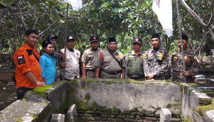 PERINGATI HARLAH NU 94 BANSER GELAR BAKSOS di MAKAM Rois Syuriah Pertama PC NU 1 FOTO: KEPALA BANSER BERSAMA JAJARANYA MAKAM ROIS SYURIAH KH. ZAINAL ALIM