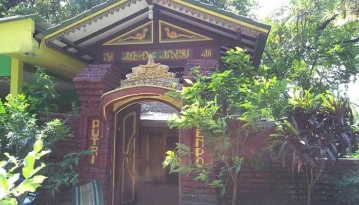 MAKAM PUTRI CEMPO DI GUNUNG PETUKANGAN GRESIK. 1 SORBANSANTRI.COM