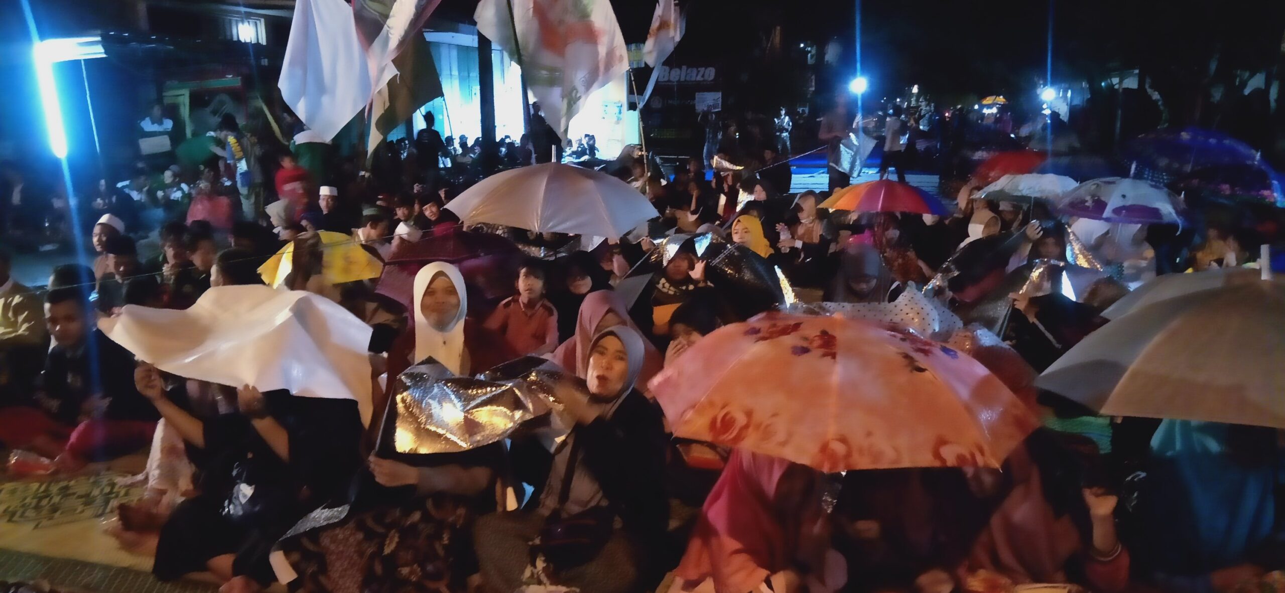Hujan Bukan rintangan untuk ber-Dzikir dan ber-Sholawat 3 Foto: Jamaah Majlis Dzikir dan Shalawat Rijalul Ansor