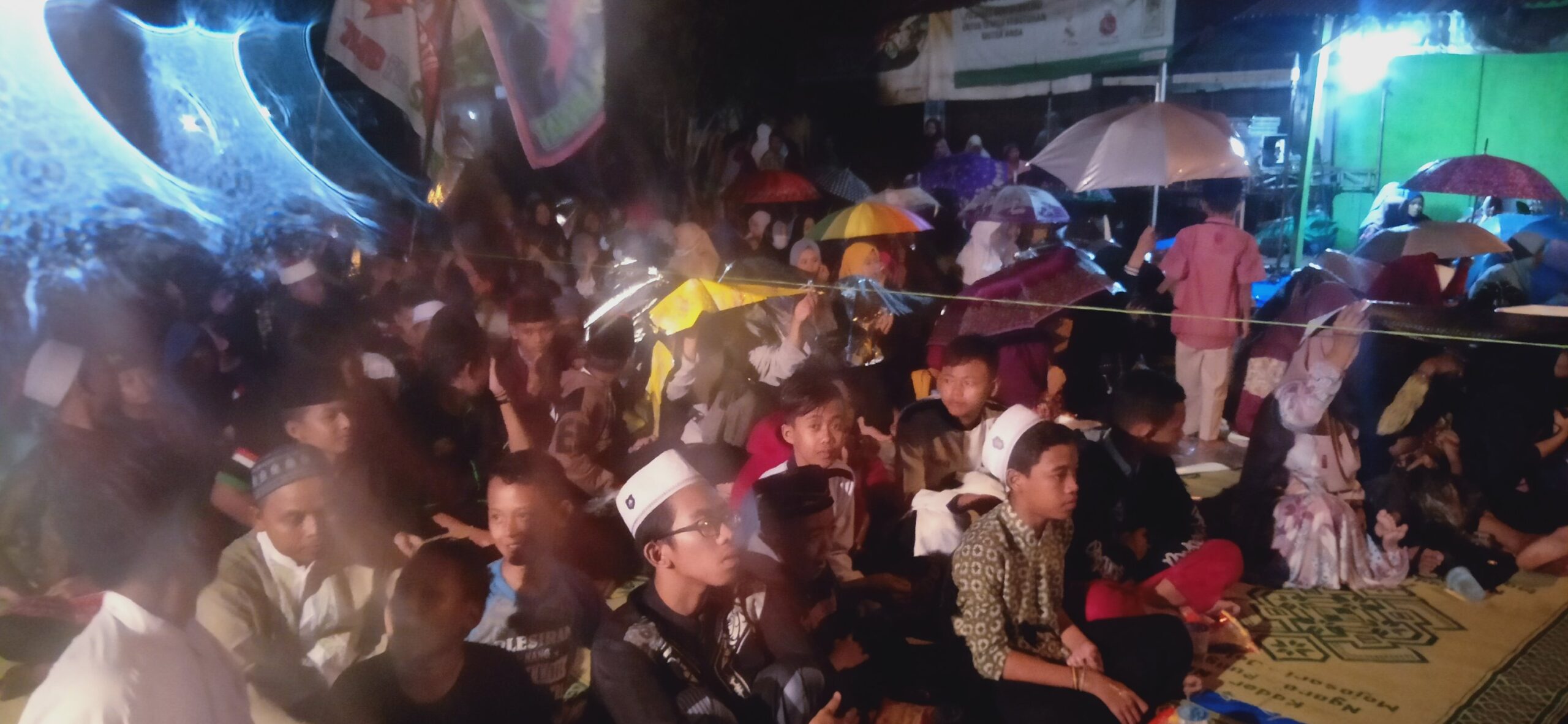 Hujan Bukan rintangan untuk ber-Dzikir dan ber-Sholawat 2 Foto: Jamaah Majlis Dzikir dan Shalawat Rijalul Ansor