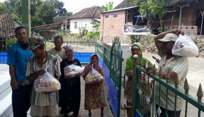 Anak Ranting NU Sumbersuko Pacet Bagi Sembako ke Warga Kurang Mampu 1 SORBANSANTRI.COM