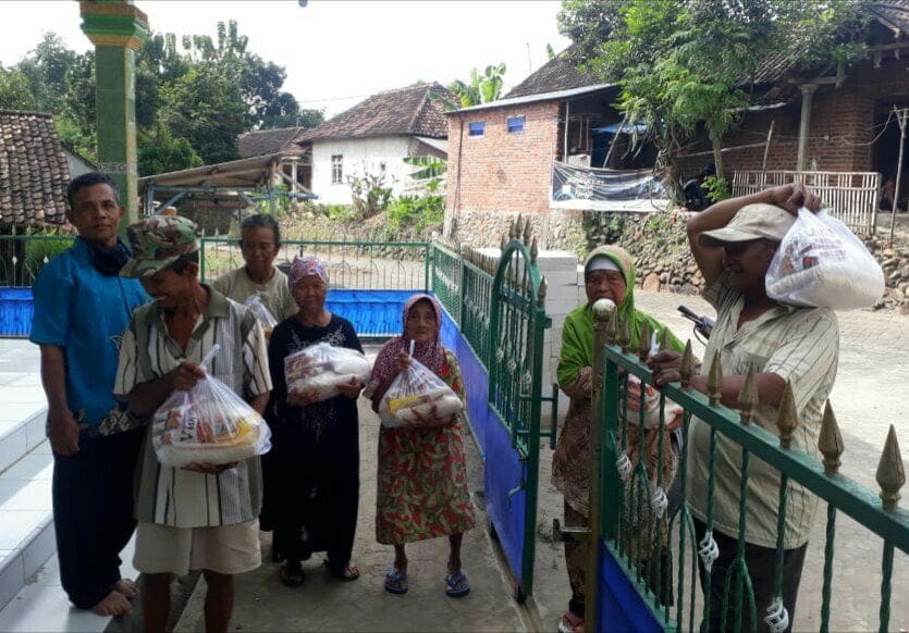Anak Ranting NU Sumbersuko Pacet Bagi Sembako ke Warga Kurang Mampu 2 SORBANSANTRI.COM