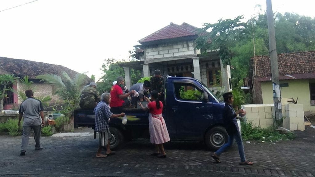 KOPI GLADAK MOJOKERTO BERBAGI SEMBAKO SAAT PANDEMI COVID-19 6 SORBANSANTRI.COM