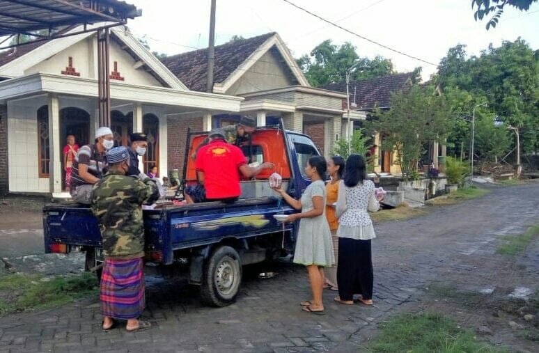 KOPI GLADAK MOJOKERTO BERBAGI SEMBAKO SAAT PANDEMI COVID-19 2 SORBANSANTRI.COM