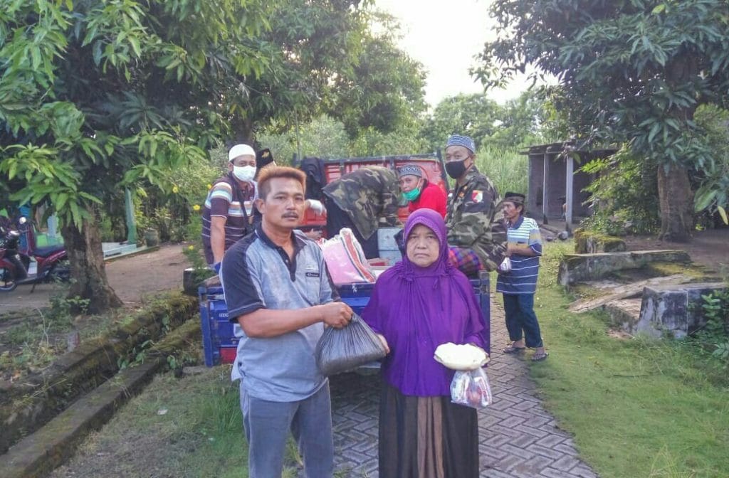 KOPI GLADAK MOJOKERTO BERBAGI SEMBAKO SAAT PANDEMI COVID-19 5 SORBANSANTRI.COM