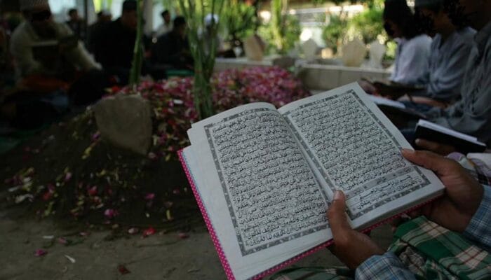 Dalil Ziarah Kubur dan Silaturahmi Setelah Shalat Id 1 SORBANSANTRI.COM