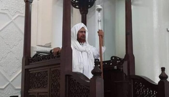 Hujjah Aswaja Khatib Pegang Tongkat 1 SORBANSANTRI.COM