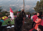 BANSER BAGANA, PAC GP ANSOR PACET DAN LPBI NU MOJOKERTO SIAGA DI GUNUNG PENANGGUNGAN PADA PERAYAAN HUT RI KE-75 PENGIBARAN MERAH PUTIH PANJANG 1000 METER 43 SORBANSANTRI.COM