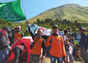 BANSER BAGANA, PAC GP ANSOR PACET DAN LPBI NU MOJOKERTO SIAGA DI GUNUNG PENANGGUNGAN PADA PERAYAAN HUT RI KE-75 PENGIBARAN MERAH PUTIH PANJANG 1000 METER 44 SORBANSANTRI.COM