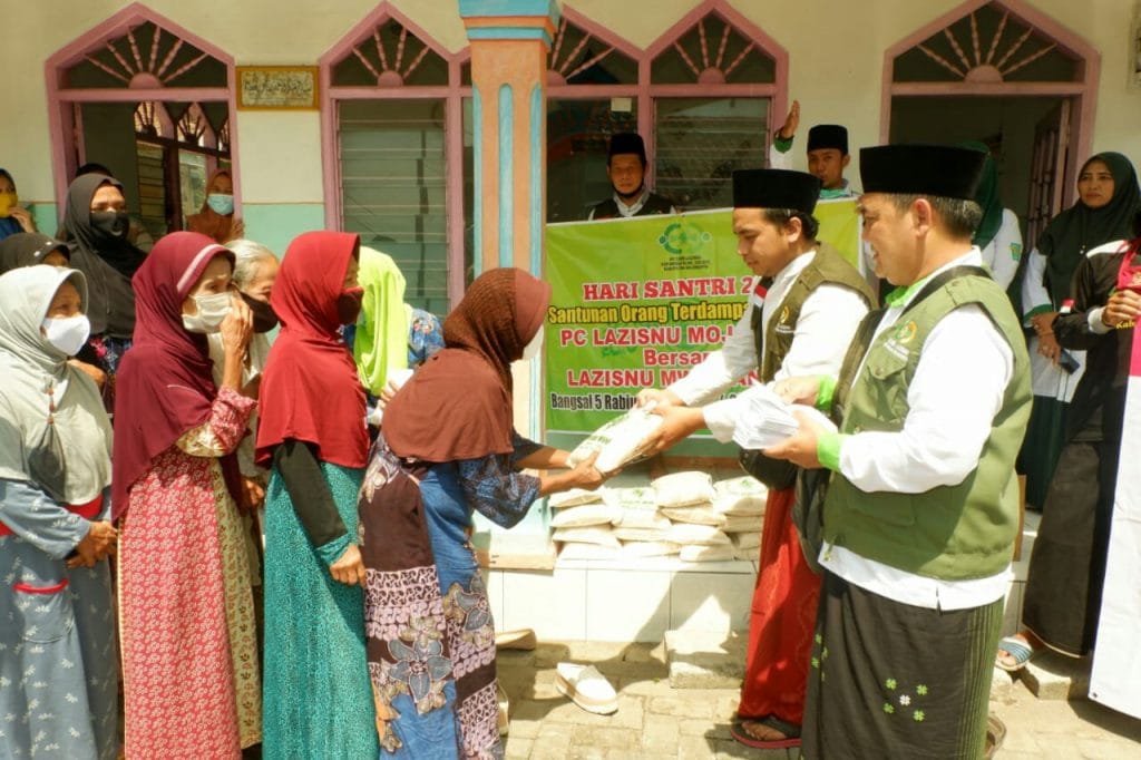SANTUNAN 105 ORANG TERDAMPAK COVID-19 oleh Lazisnu MWC Kecamatan Bangsal mojokerto 25 SORBANSANTRI.COM
