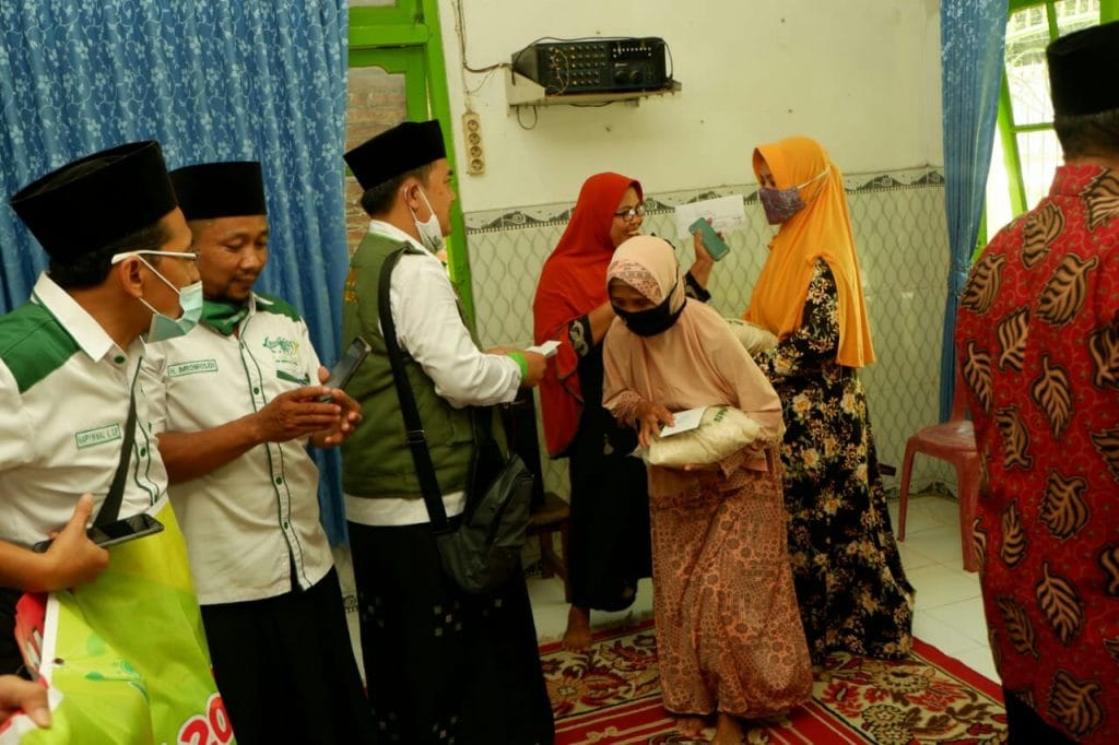 SANTUNAN 105 ORANG TERDAMPAK COVID-19 oleh Lazisnu MWC Kecamatan Bangsal mojokerto 27 SORBANSANTRI.COM