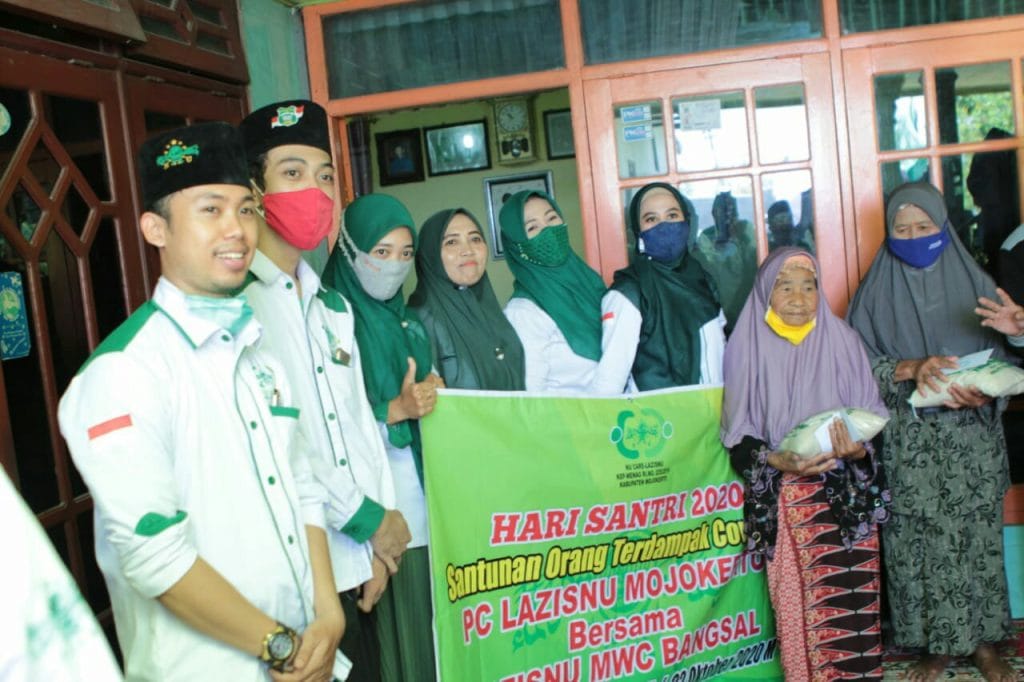 SANTUNAN 105 ORANG TERDAMPAK COVID-19 oleh Lazisnu MWC Kecamatan Bangsal mojokerto 28 SORBANSANTRI.COM