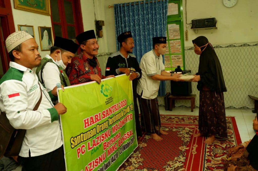 SANTUNAN 105 ORANG TERDAMPAK COVID-19 oleh Lazisnu MWC Kecamatan Bangsal mojokerto 26 SORBANSANTRI.COM