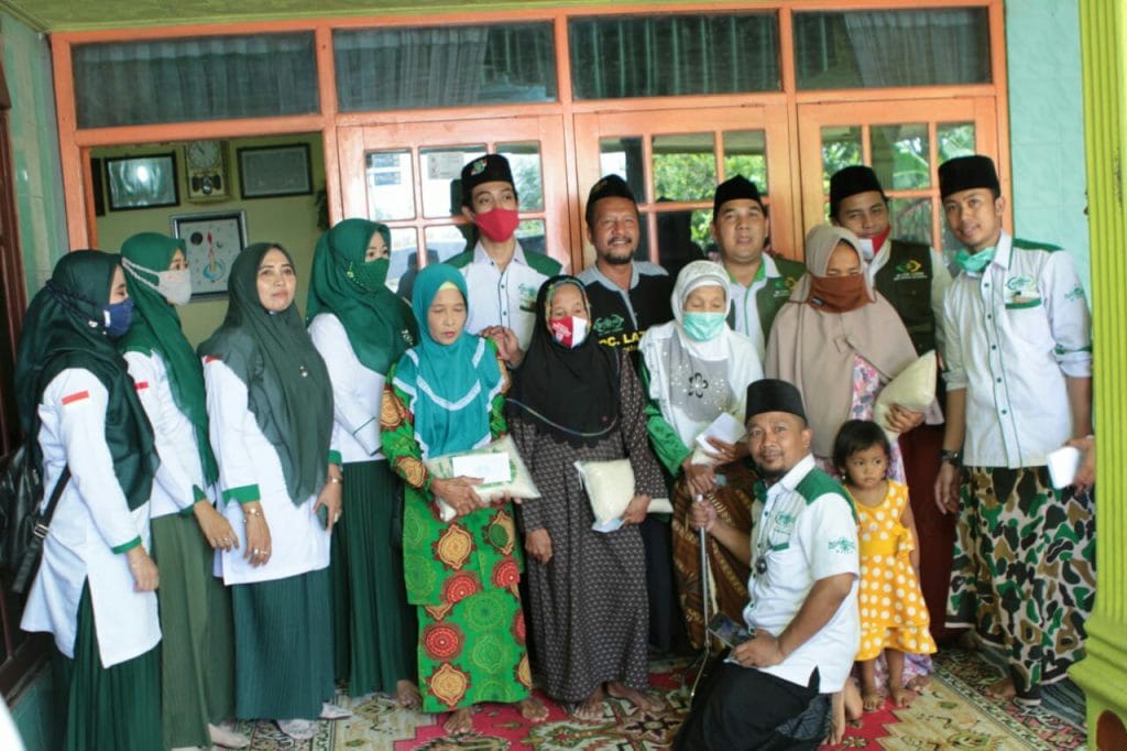 SANTUNAN 105 ORANG TERDAMPAK COVID-19 oleh Lazisnu MWC Kecamatan Bangsal mojokerto 29 SORBANSANTRI.COM