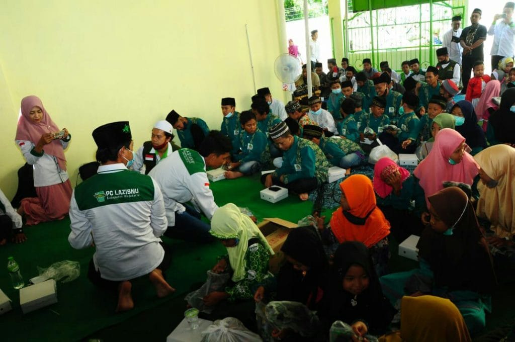Lazisnu MWCNU Bangsal mojokerto dan Himmatun Ayat Menyantuni 74 Yatim/Dhuafa’ 7 SORBANSANTRI.COM