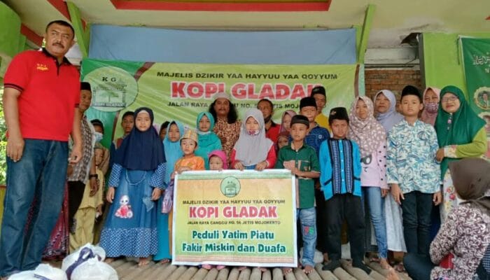 KOPI GLADAK CANGGU MEMPERINGATI MAULID NABI DENGAN MENYANTUNI DAN MEMBAGIKAN SEMBAKO 1 SORBANSANTRI.COM