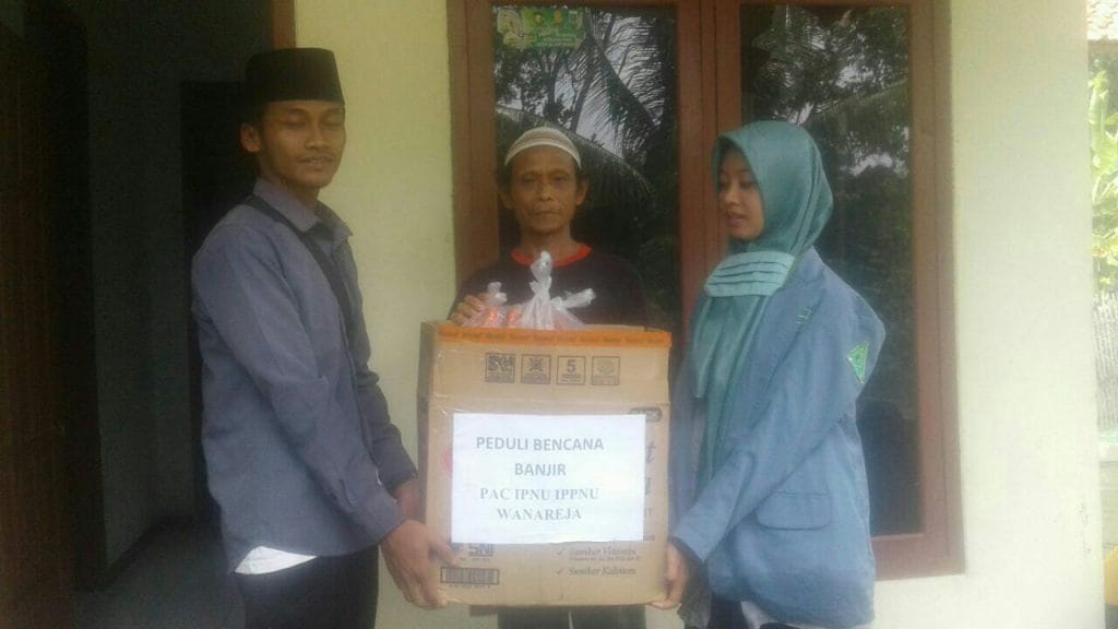 PAC IPNU IPPNU WANAREJA PEDULI BANJIR TARISI WANAREJA CILACAP 3 SORBANSANTRI.COM