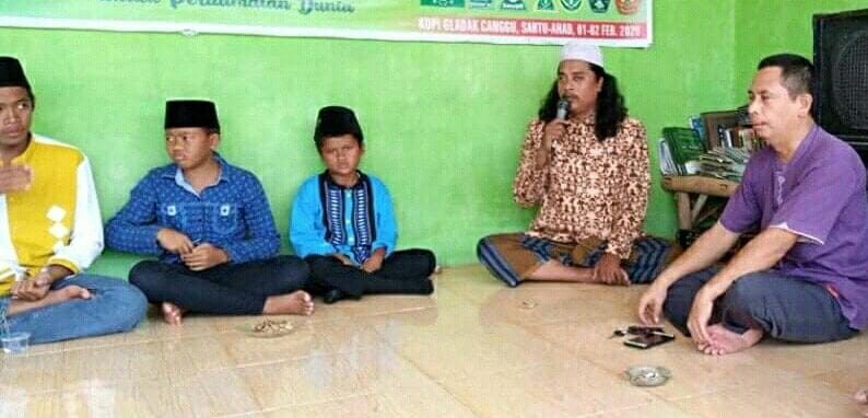 KOPI GLADAK CANGGU MEMPERINGATI MAULID NABI DENGAN MENYANTUNI DAN MEMBAGIKAN SEMBAKO 3 SORBANSANTRI.COM