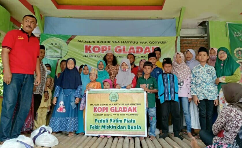 KOPI GLADAK CANGGU MEMPERINGATI MAULID NABI DENGAN MENYANTUNI DAN MEMBAGIKAN SEMBAKO 2 SORBANSANTRI.COM