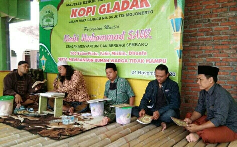 KOPI GLADAK CANGGU MEMPERINGATI MAULID NABI DENGAN MENYANTUNI DAN MEMBAGIKAN SEMBAKO 4 SORBANSANTRI.COM