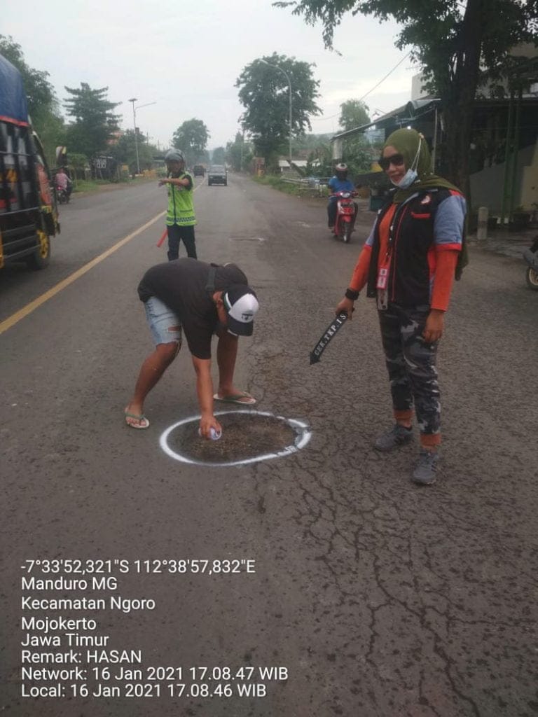 ISN = RELANTAS menandai jalan berlubang Pungging-Ngoro 4 SORBANSANTRI.COM
