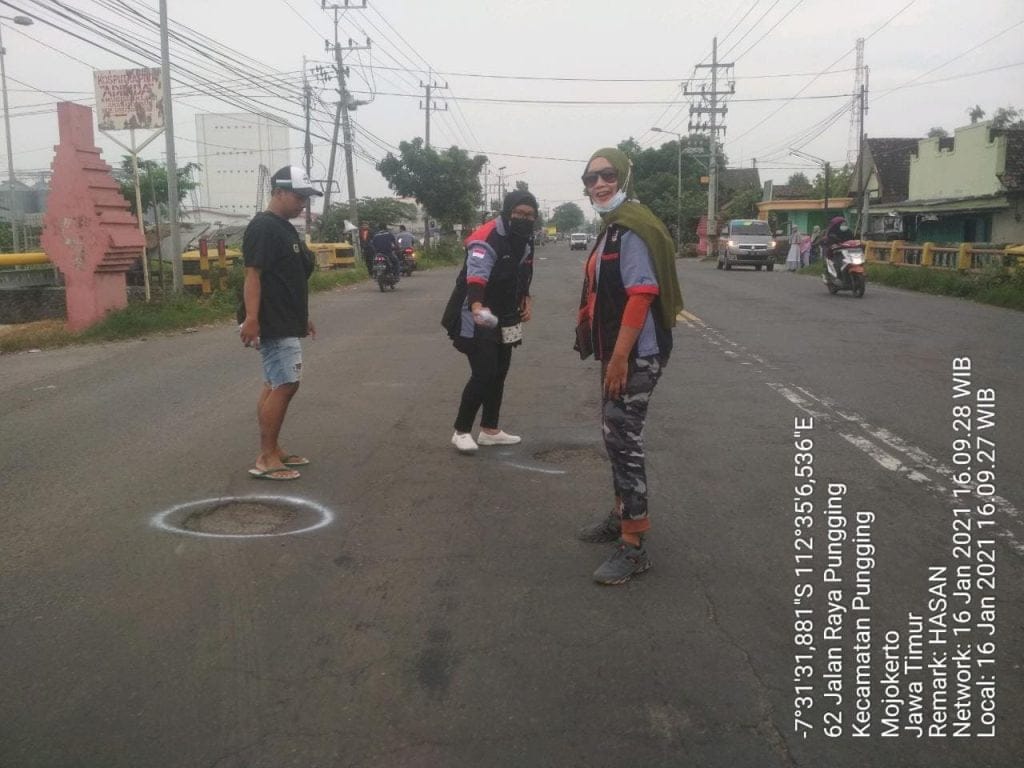 ISN = RELANTAS menandai jalan berlubang Pungging-Ngoro 5 SORBANSANTRI.COM