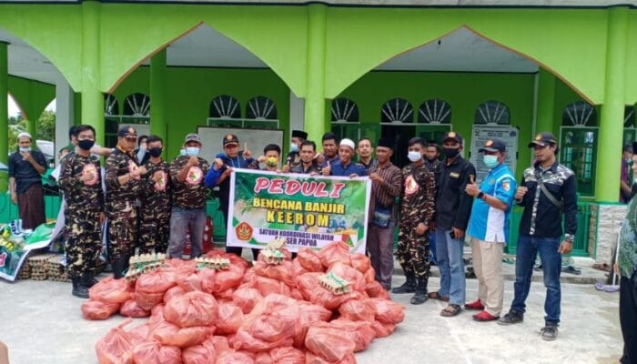 DISTRIBUSI PWNU JAYAPURA BERSAMA BANSER PEDULI BENCANA BANJIR KEEROM 1 SORBANSANTRI.COM