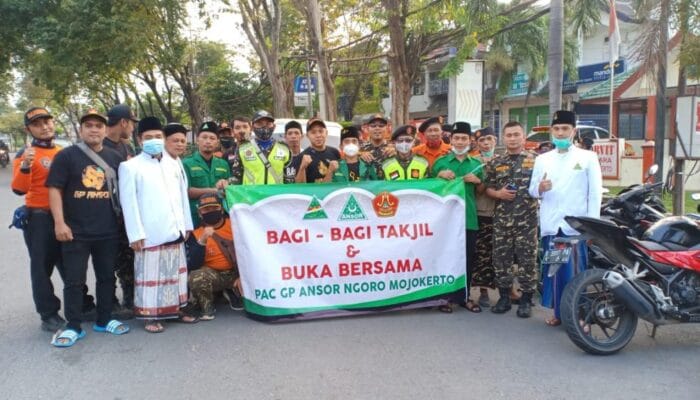 HARLAH GP ANSOR KE - 87 : PAC NGORO GELAR BAGI BAGI TAKJIL DI KAWASAN INDUSTRI 1 SORBANSANTRI.COM