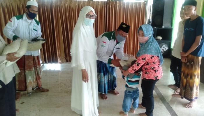 AIR MATA MENETES SAAT PENGURUS LAZISNU MWCNU JETIS MENYANTUNI YATIM PIATU ,DHUAFA 1 SORBANSANTRI.COM