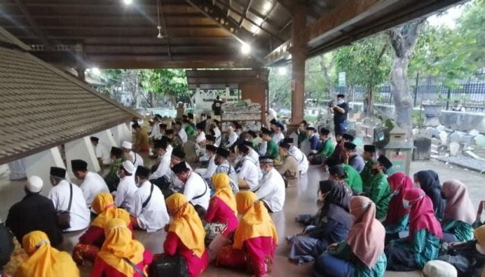Merajut kebersamaan MWCNU JETIS beserta LEMBAGA dan BANOM Ziaroh wali jatim 1 SORBANSANTRI.COM