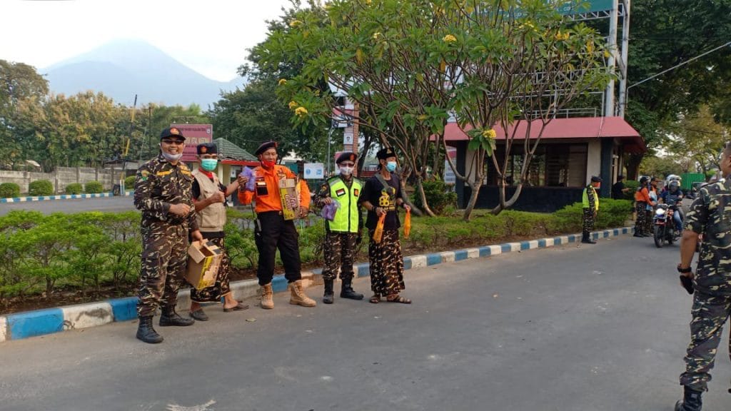 HARLAH GP ANSOR KE - 87 : PAC NGORO GELAR BAGI BAGI TAKJIL DI KAWASAN INDUSTRI 3 SORBANSANTRI.COM