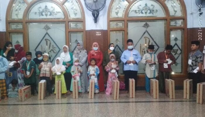 YAYASAN PEDULI ANAK YATIM “ AL – IHLAS” SEDATI MEMBAGIKAN SANTUNAN DAN BINGKISAN KEPADA PARA YATIM PIATU 1 SORBANSANTRI.COM