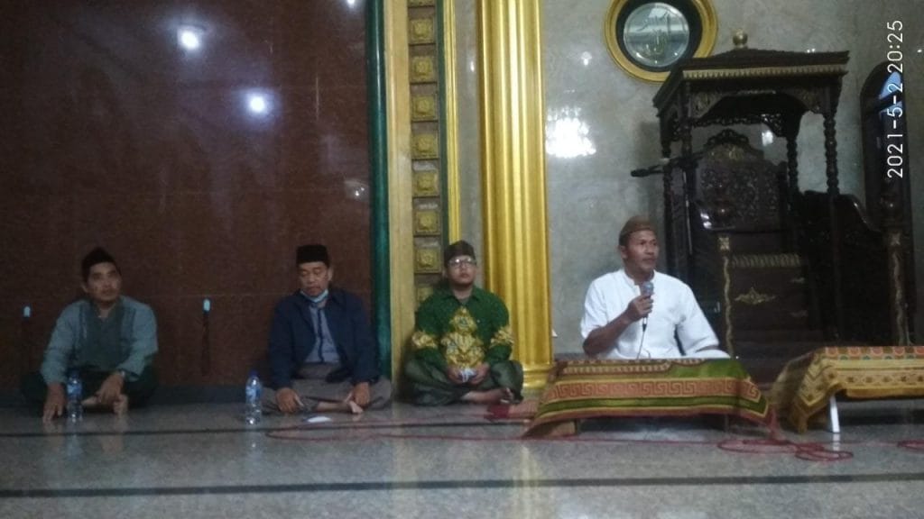 YAYASAN PEDULI ANAK YATIM “ AL – IHLAS” SEDATI MEMBAGIKAN SANTUNAN DAN BINGKISAN KEPADA PARA YATIM PIATU 4 SORBANSANTRI.COM