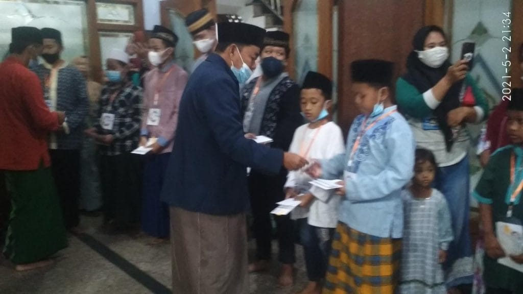 YAYASAN PEDULI ANAK YATIM “ AL – IHLAS” SEDATI MEMBAGIKAN SANTUNAN DAN BINGKISAN KEPADA PARA YATIM PIATU 3 SORBANSANTRI.COM