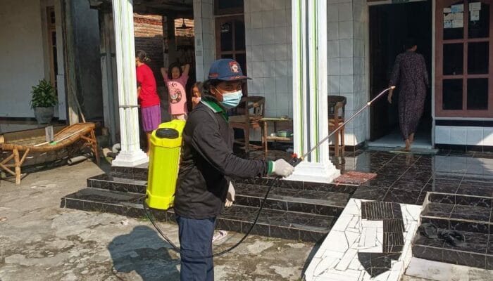 Warga Balongsono Canggu dan Ranting NU Canggu Semprot Desinfektran 1 SORBANSANTRI.COM
