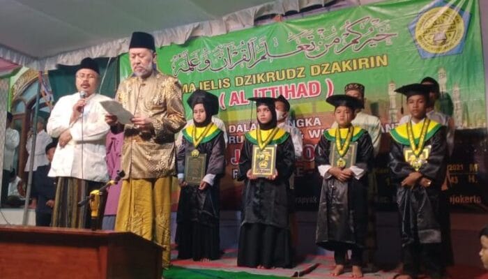 *KH. Mansyur Bachruddin Pimpin Prosesi Wisuda TPQ Jabal Rohmah Krapyak Ngoro* 1 SORBANSANTRI.COM