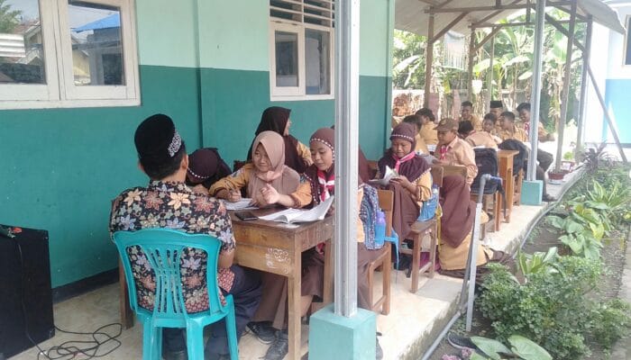 SISWA MI RODHOTUL MUTA'ALLIM PENOMPO BELAJAR DI TERAS SEKOLAHAN 1 SORBANSANTRI.COM