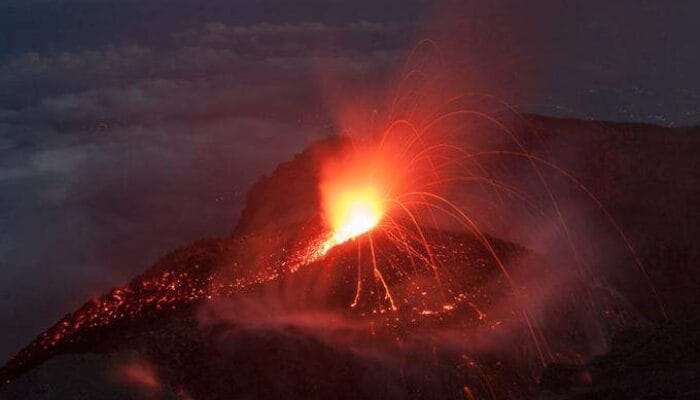 SEJARAH DAN LEGENDA GUNUNG SEMERU PAKU PULAU JAWA 1 SORBANSANTRI.COM