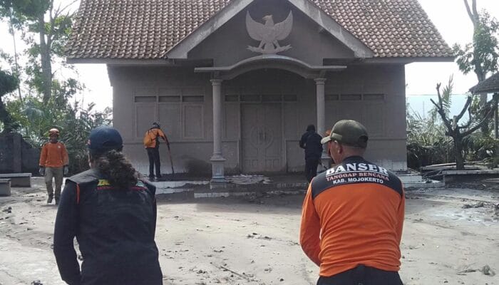 BANSER TANGGAP BENCANA (BAGANA) MOJOKERTO TERJUN MEMBANTU KORBAN ERUPSI GUNUNG SEMERU 1 SORBANSANTRI.COM