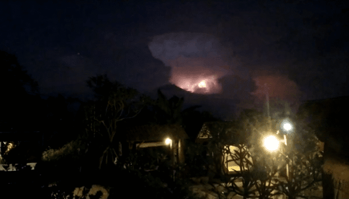 PENAMPAKAN AWAN MERAH DAN KILAT MENGHEBOHKAN WARGA SEKITAR WELIRANG 1 SORBANSANTRI.COM