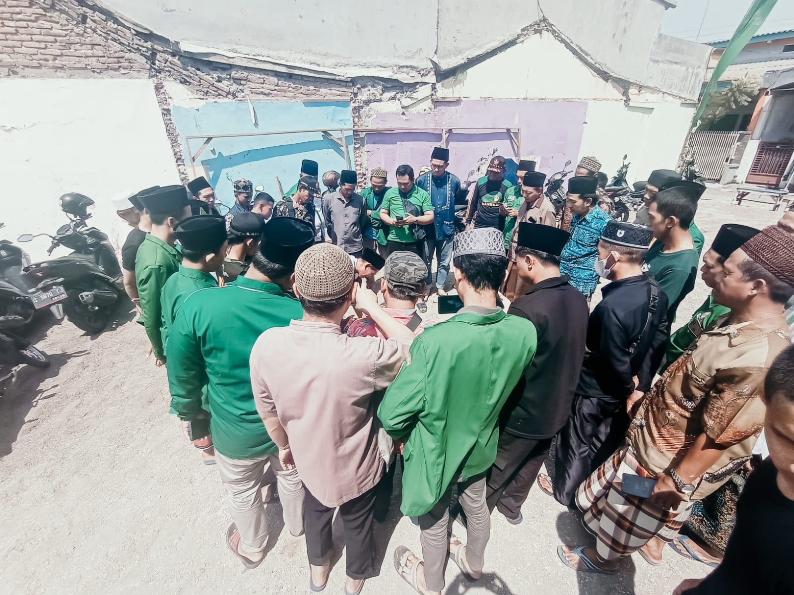PAC GP ANSOR JETIS BERSAMA DPD JULEHA MOJOKERTO ADAKAN PELATIHAN JURU SEMBELIH HALAL 2 Peserta saat praktek penyembelihan