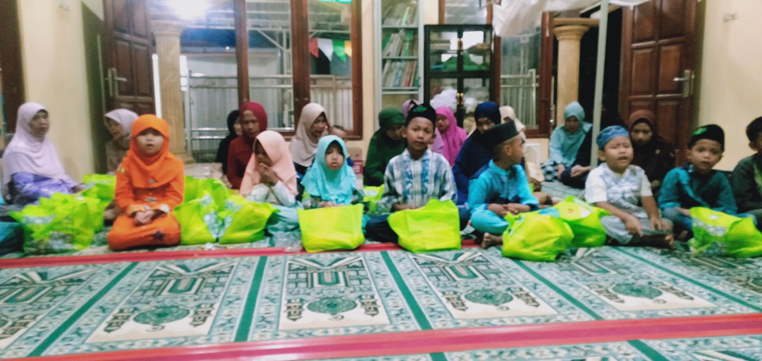 Malam Asuro Ranting Lazisnu Canggu santuni yatim piatu dhuafa 2 Senyuman yatim piatu dhuafa saat acara