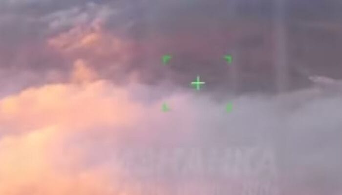 Kabut Taktis: Rusia Manfaatkan Asap Tebal untuk Lindungi Pasukan dari Drone 1 Foto: Tangkapan Layar The Wrong Side via Telegram Rusia gunakan tabir asap untuk melindungi pasukannya dari serangan drone, ini merupakan inovasi lain yang mereka hadirkan di medan perang.