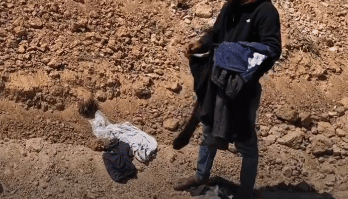 Video memperlihatkan seorang pria Palestina dipaksa ditelanjangi oleh tentara Israel 1 SORBANSANTRI.COM
