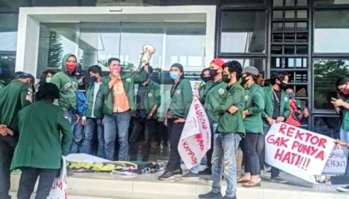 Aksi Demo Gaji 3 Juta, Bayar UKT 8 Juta 1 SORBANSANTRI.COM