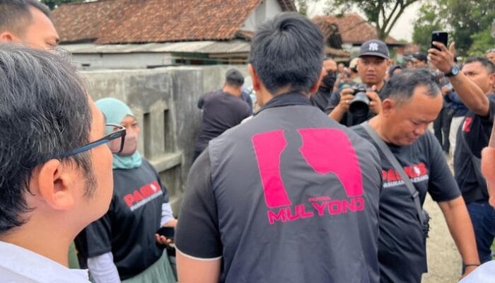 Bagi Buku-Susu ke Warga Tangerang, Kaesang Pakai Rompi 'Putra Mulyono' 1 SORBANSANTRI.COM