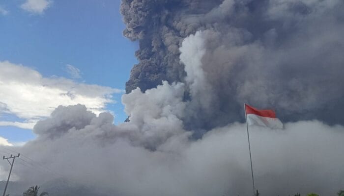 Gunung Lewotobi Laki-laki Meningkatkan Aktivitas, Muntahkan Abu Vulkanik Sejauh 8 Kilometer 1 SORBANSANTRI.COM